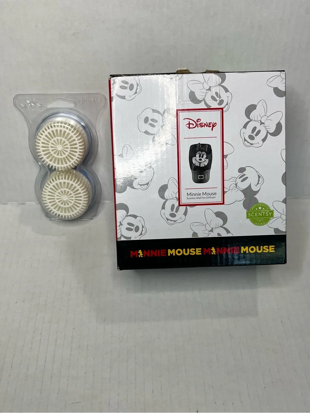 Scentsy Bundle Minnie Mouse Plug-In Warmer with Pods